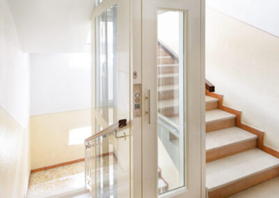 Ein kleiner Aufzug ist die perfekte Möglichkeit, um gerade schmale Treppenhäuser barrierefrei zu gestalten. Hier im Blog von Lift Reith erfahren Sie mehr dazu