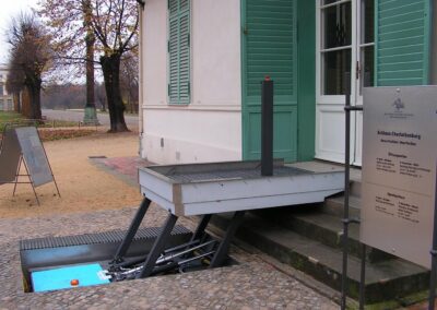 Barrierefreiheit für den Denkmalschutz - hier ein Erfolgsbeispiel von Lift Reith als barrierefreier Zugang durch den Hydrostar vor dem Schloss Charlottenburg