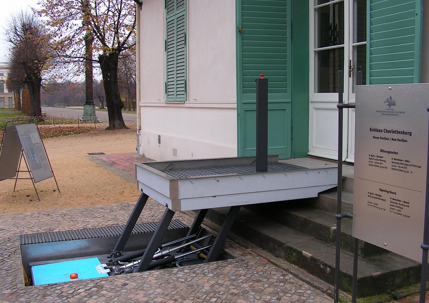 Barrierefreiheit für den Denkmalschutz - hier ein Erfolgsbeispiel von Lift Reith als barrierefreier Zugang durch den Hydrostar vor dem Schloss Charlottenburg