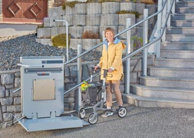 Treppenlift-Alternative Plattformlift mit Sitz auch ideal für Personen mit Gehhilfe. Hier näheres erfahren