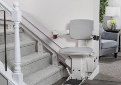 Kurviger Treppenlift von Lift Reith – Sicher, komfortabel und platzsparend für maximale Mobilität im eigenen Zuhause.