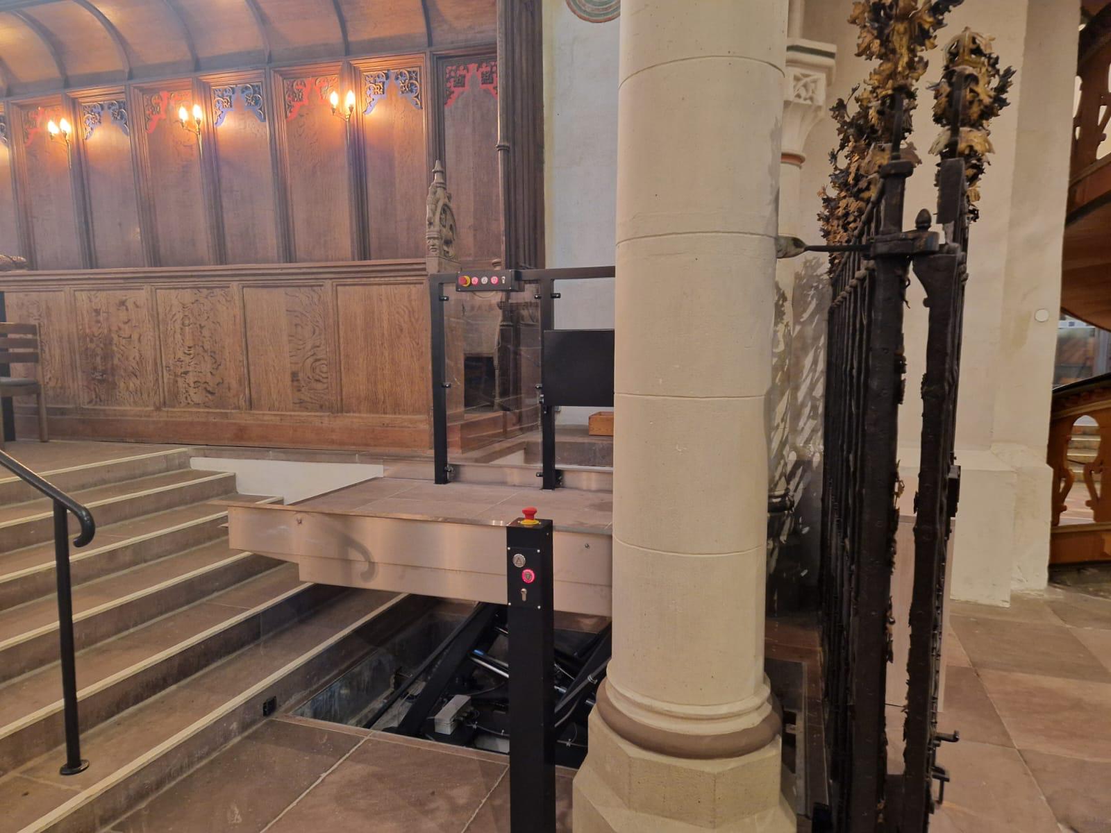 barrierefreiheit-im-oeffentlichen-raum Hubbühne Hydrostar für barrierefreien Zugang im St. Petri-Dom Schleswig – denkmalgerechte Umsetzung von Lift Reith für Barrierefreiheit im öffentlichen Raum wie etwa Kirchen & Co.