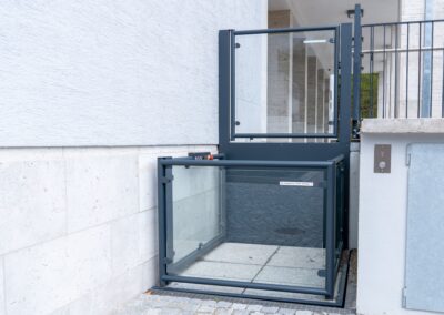 Außen-Plattformlift von Lift Reith – realisiert im Rahmen öffentlicher Aufträge von der Stadt