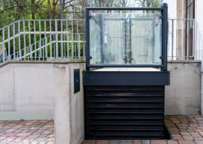 Außen-Hublift von Lift Reith – Referenzprojekt aus einer Ausschreibung Aufzugsanlage für ein öffentliches Gebäude