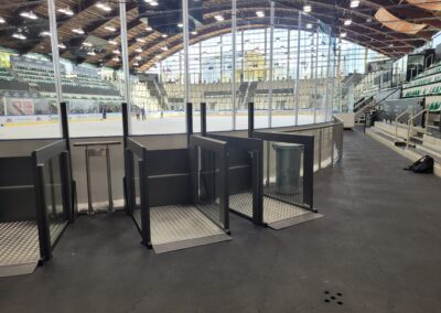 Mehrere Easy Lift Hubbühnen im Eisstadion der Rosenheimer Starbulls – barrierefreie Erschließung durch Lift Reith im Rahmen öffentlicher Aufträge